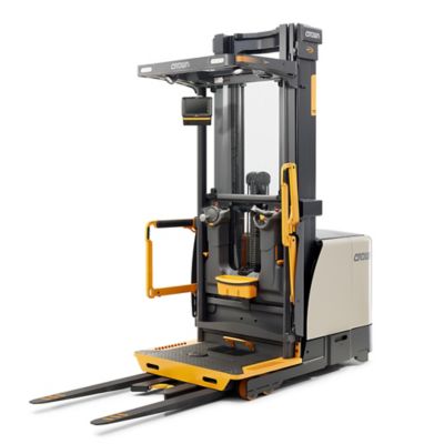 Crown 3-Wheel - Order Picker - Man Up Order Picker